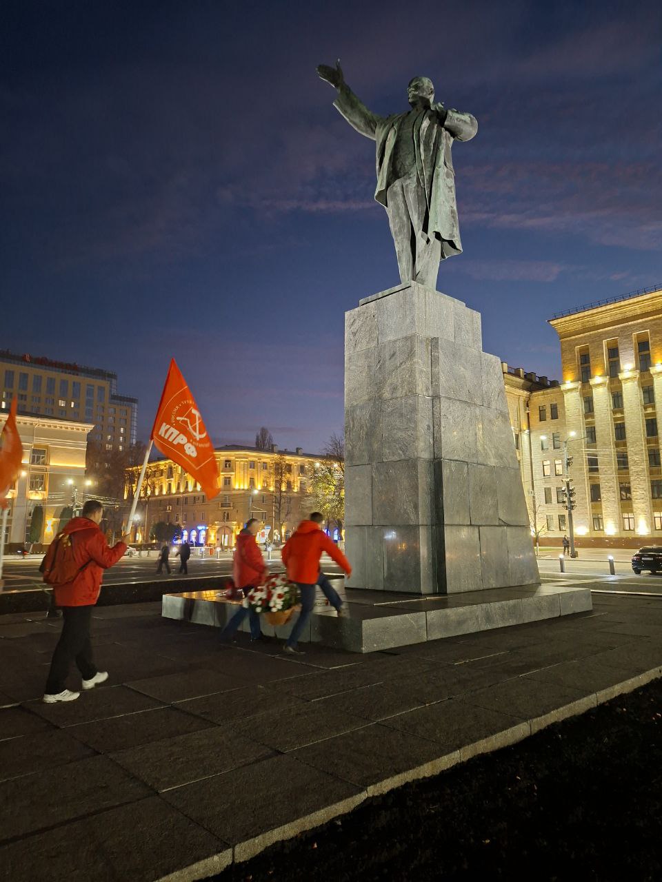 Воронежские коммунисты сегодня отметили 108-ю годовщину Великой Октябрьской социалистической революции Воронежские коммунисты сегодня отметили 108-ю годовщину Великой Октябрьской социалистической революции