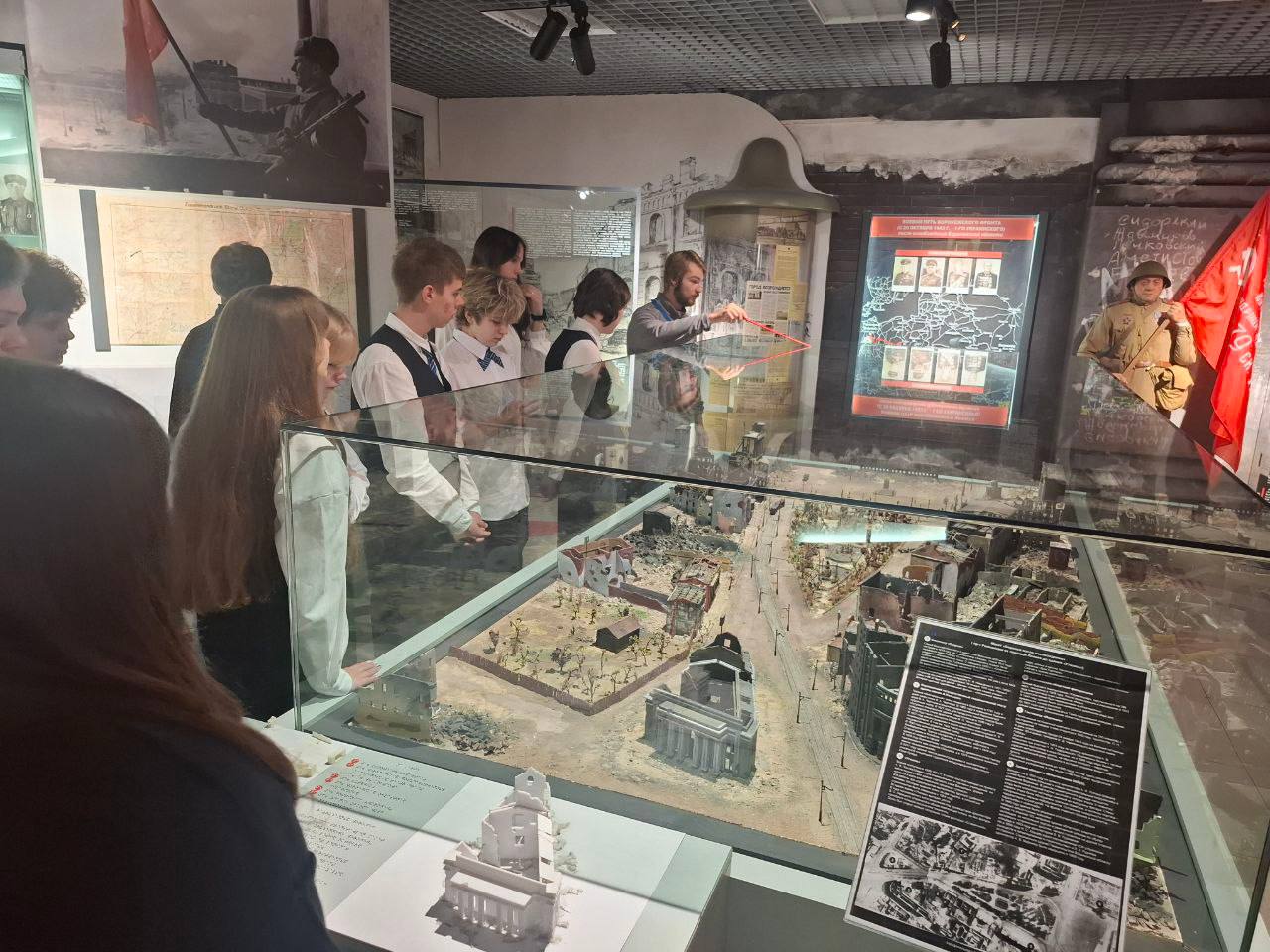 Сотрудники регионального следственного управления СК России совместно с кадетами профильного класса посетили музей «Арсенал» Сотрудники регионального следственного управления СК России совместно с кадетами профильного класса посетили музей «Арсенал»