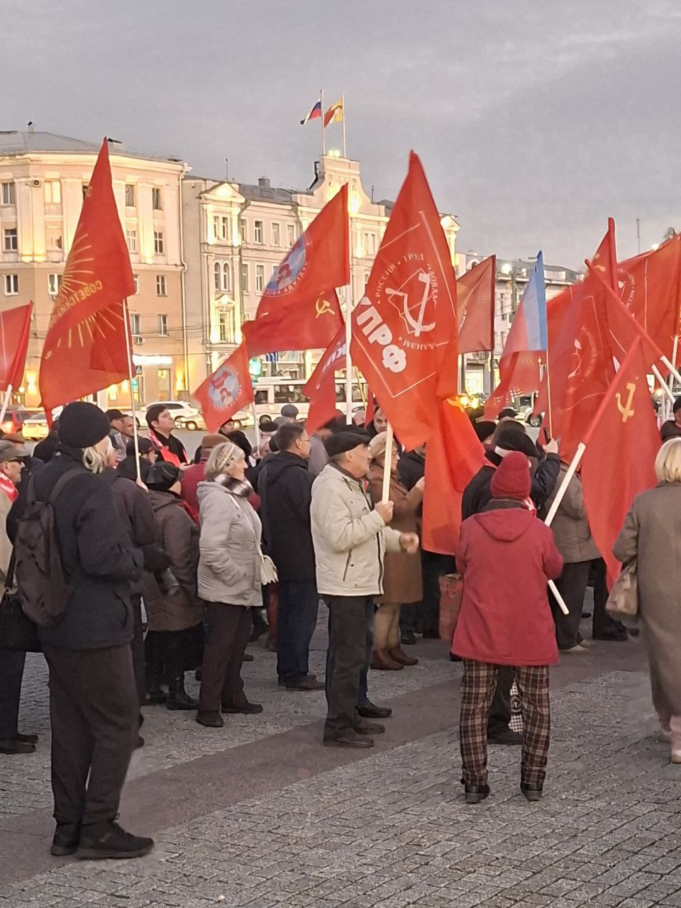 Воронежские коммунисты сегодня отметили 108-ю годовщину Великой Октябрьской социалистической революции Воронежские коммунисты сегодня отметили 108-ю годовщину Великой Октябрьской социалистической революции