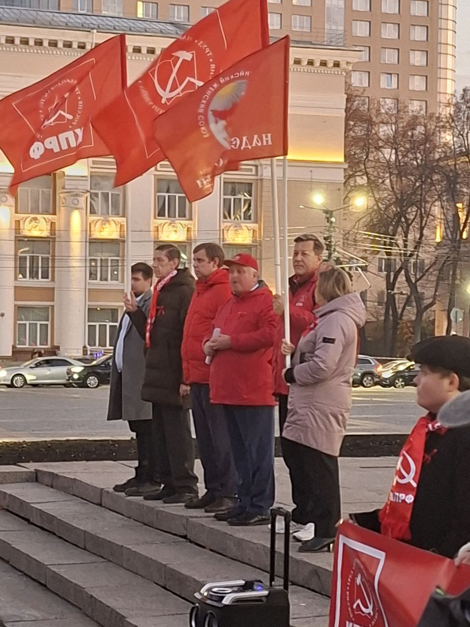 Воронежские коммунисты сегодня отметили 108-ю годовщину Великой Октябрьской социалистической революции Воронежские коммунисты сегодня отметили 108-ю годовщину Великой Октябрьской социалистической революции