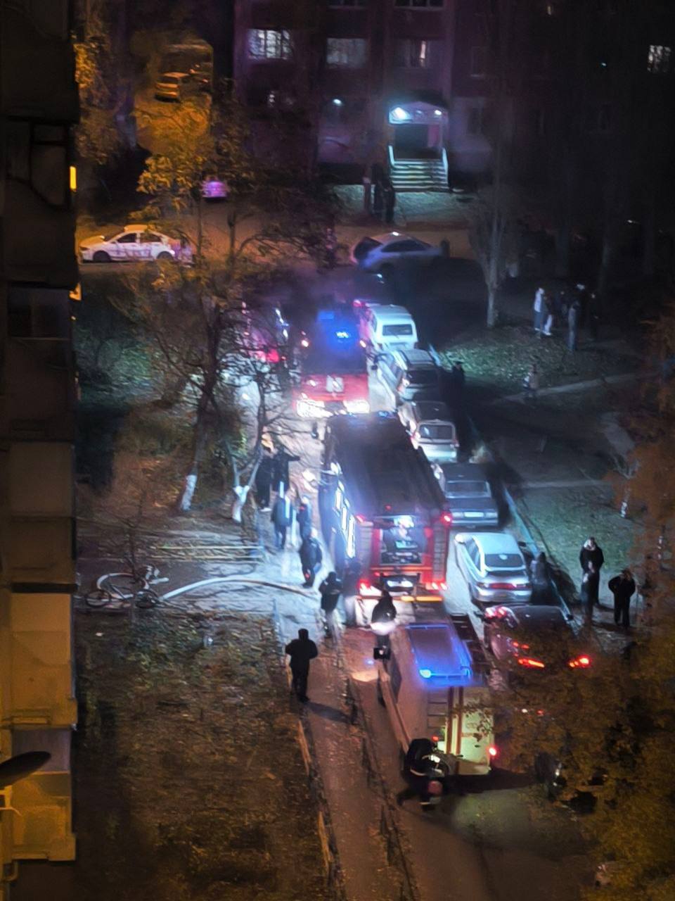 Ночью из горящей многоэтажки в Коминтерновском районе эвакуировали 25 человек Ночью из горящей многоэтажки в Коминтерновском районе эвакуировали 25 человек