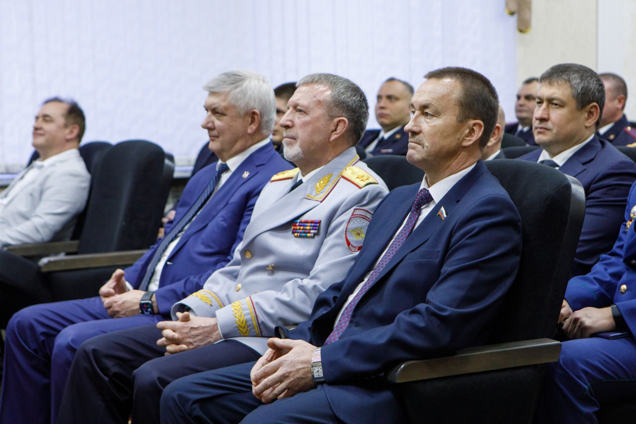 В День сотрудников органов внутренних дел воронежские правоохранители отмечены наградами регионального парламента В День сотрудников органов внутренних дел воронежские правоохранители отмечены наградами регионального парламента