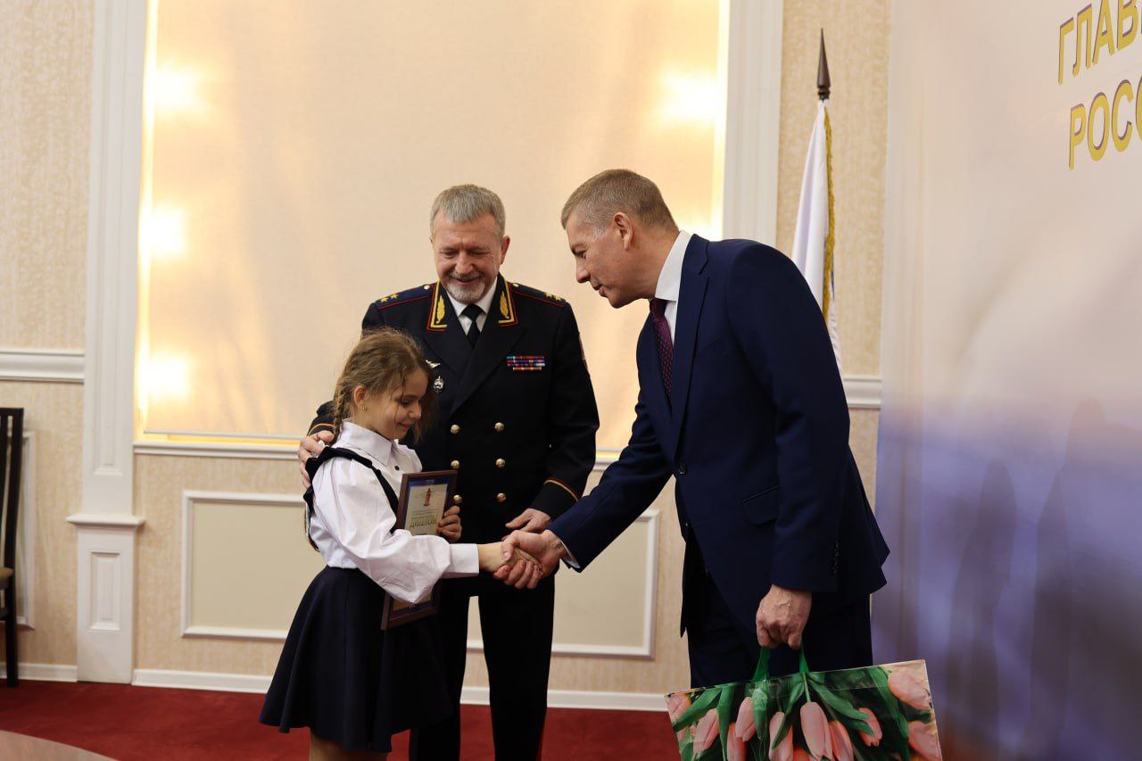 В региональном Главке наградили победителей конкурса «Мои родители работают в полиции» В региональном Главке наградили победителей конкурса «Мои родители работают в полиции»