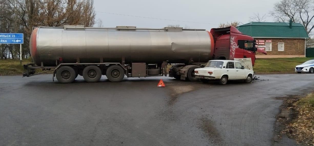 В Семилукском районе столкнулись автоцистерна и ВАЗ