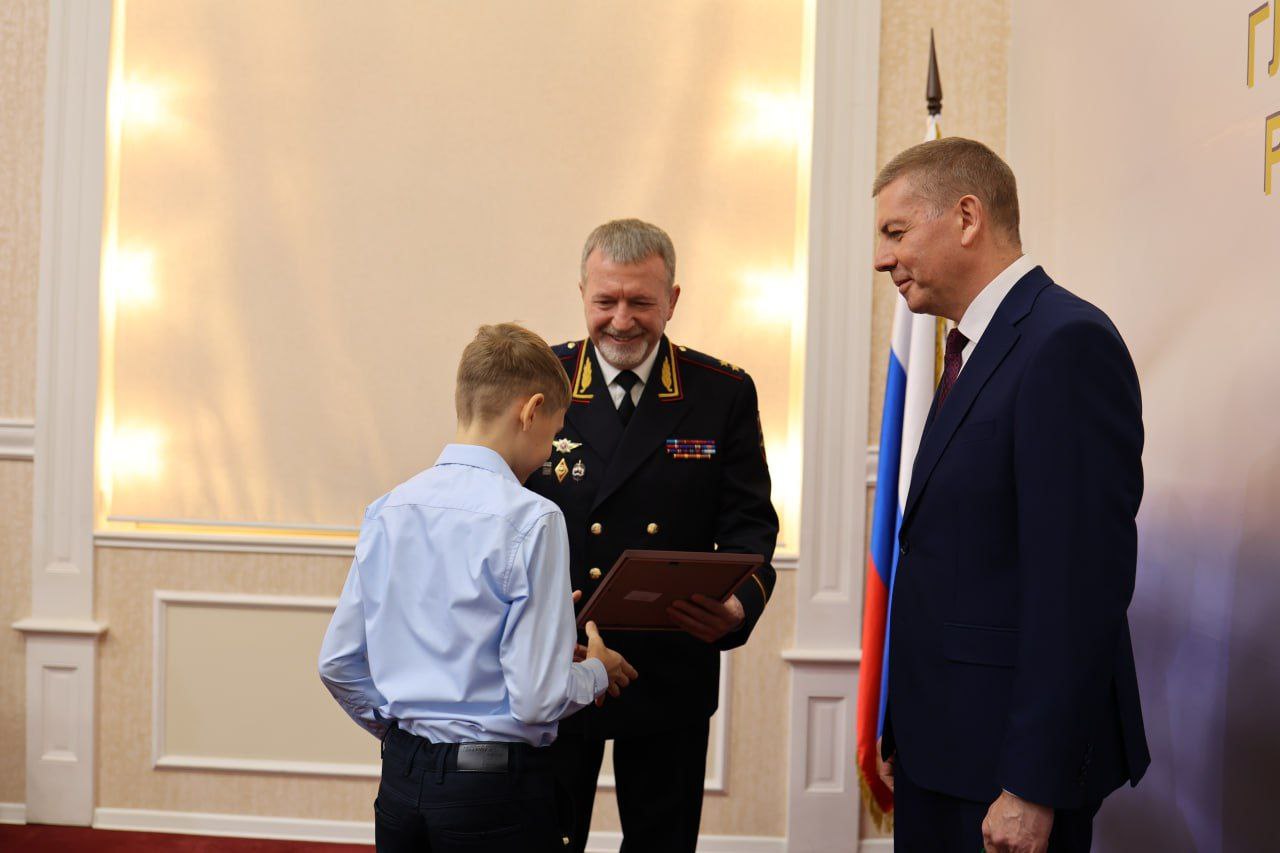В региональном Главке наградили победителей конкурса «Мои родители работают в полиции» В региональном Главке наградили победителей конкурса «Мои родители работают в полиции»