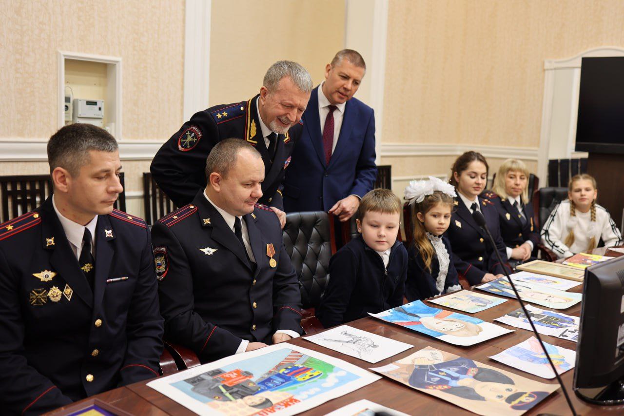 В региональном Главке наградили победителей конкурса «Мои родители работают в полиции» В региональном Главке наградили победителей конкурса «Мои родители работают в полиции»