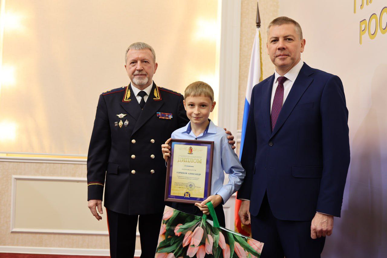 В региональном Главке наградили победителей конкурса «Мои родители работают в полиции» В региональном Главке наградили победителей конкурса «Мои родители работают в полиции»