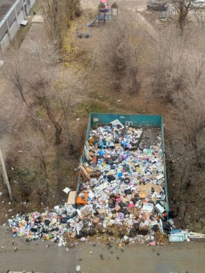 Воронежское позорище вывалилось на проезжую часть и продолжает захватывать город