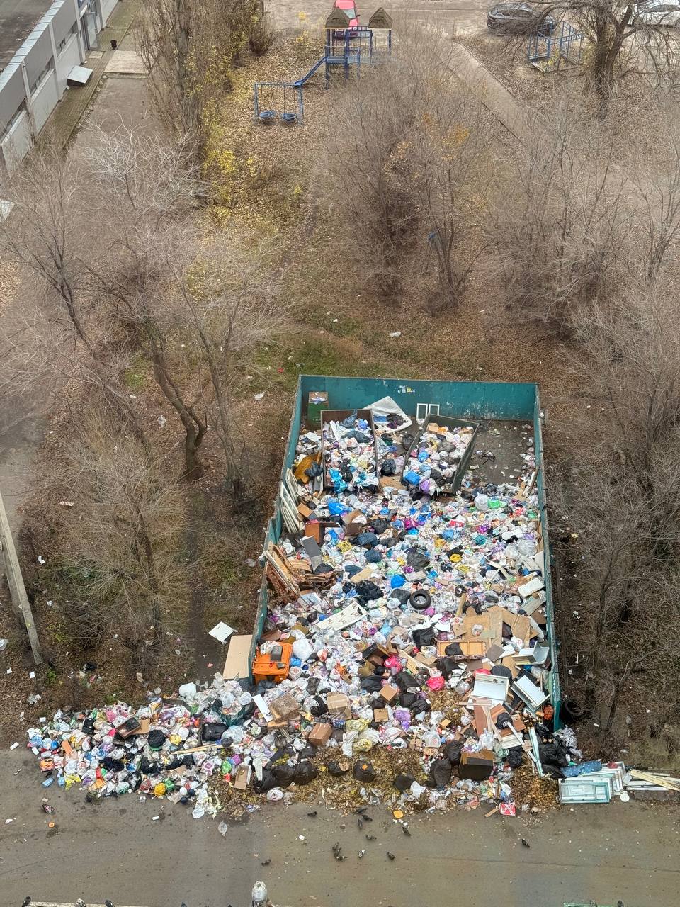 Воронежское позорище вывалилось на проезжую часть и продолжает захватывать город