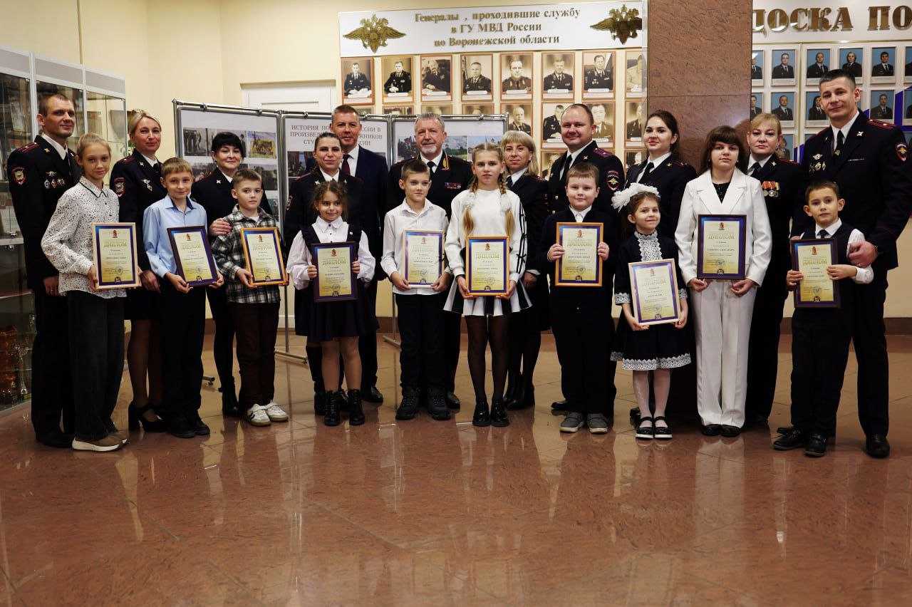 В региональном Главке наградили победителей конкурса «Мои родители работают в полиции»