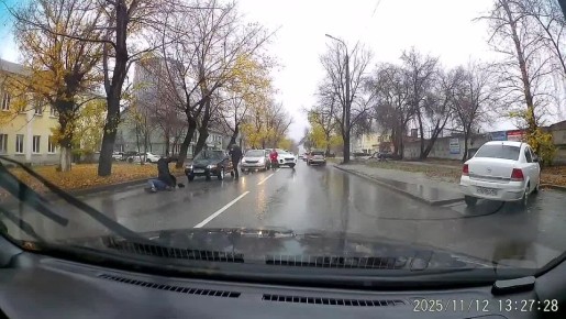 В жестокое избиение на асфальте перерос дорожный конфликт в Воронеже