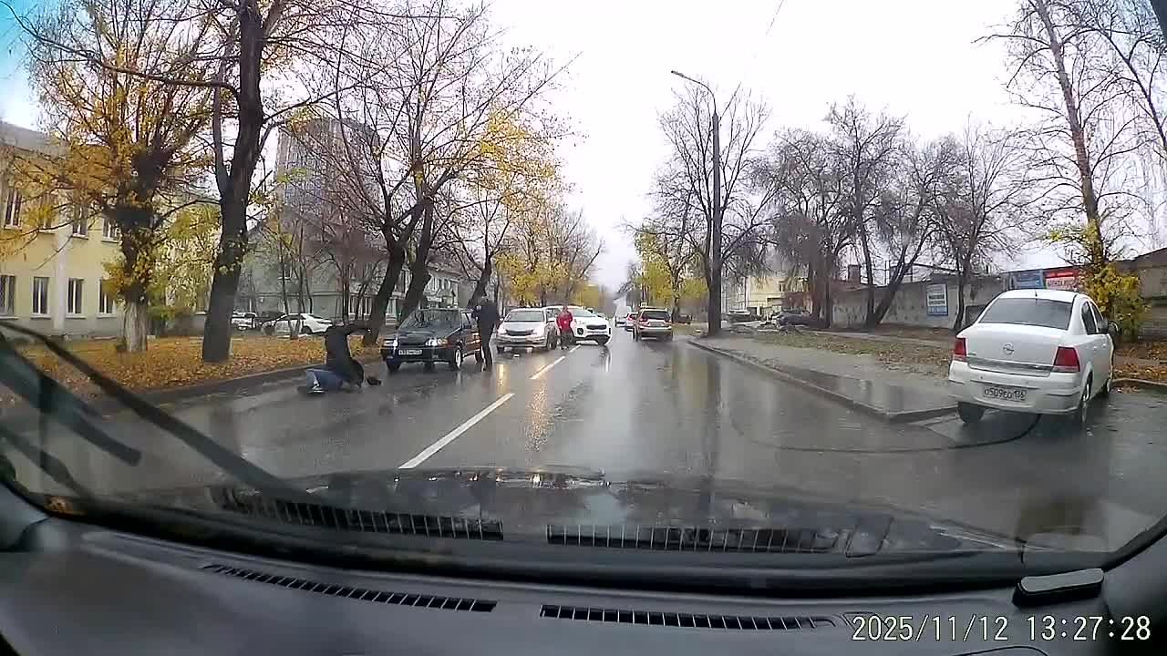 В жестокое избиение на асфальте перерос дорожный конфликт в Воронеже