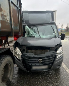 В Воронеже мужчина попал в больницу после ДТП с тремя грузовиками