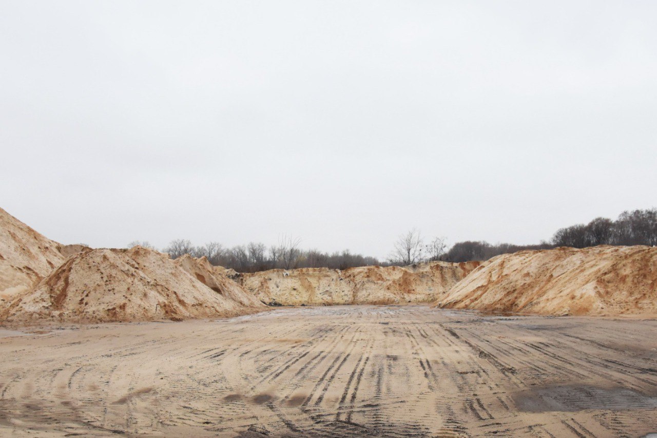 Запас песко-соляной смеси ожидает наступления зимы Запас песко-соляной смеси ожидает наступления зимы