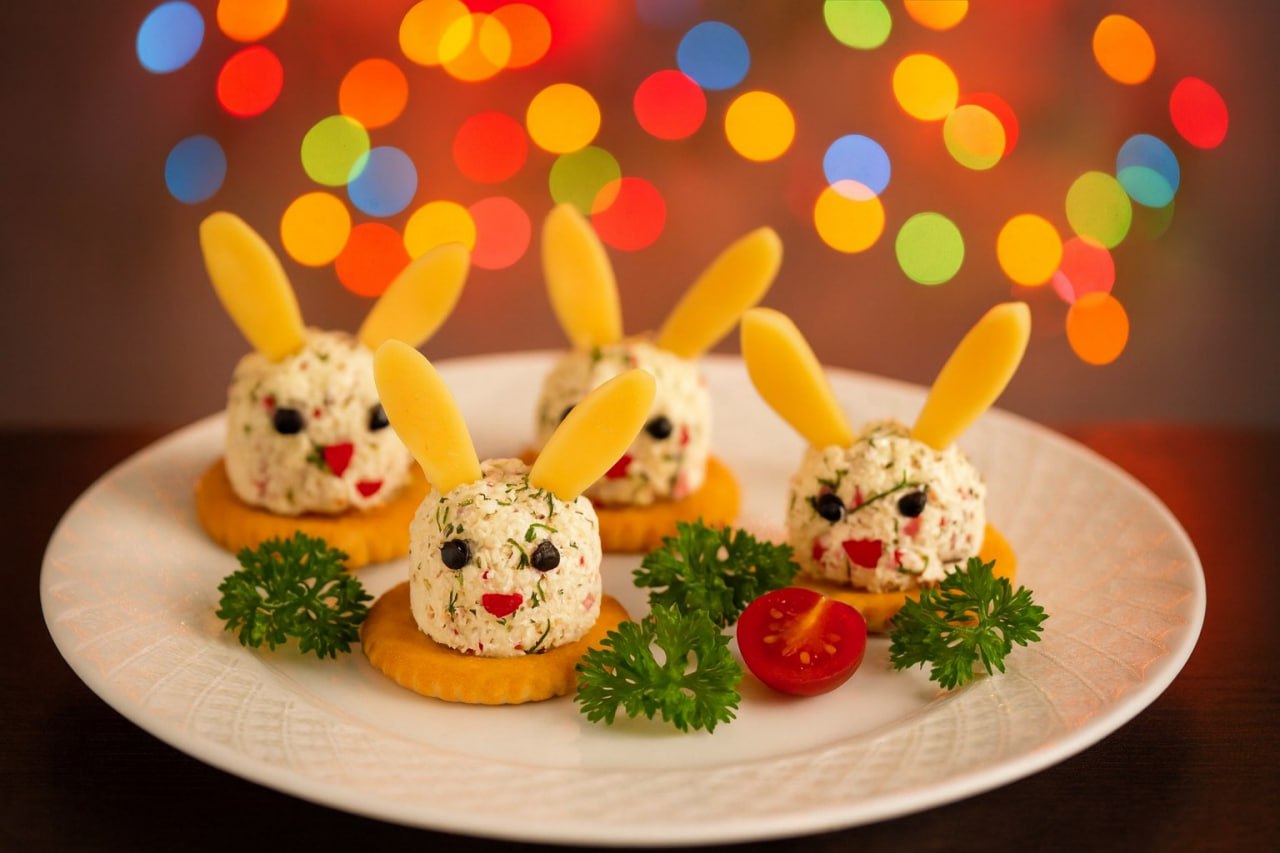 Что приготовить к Новому году: закуска "Зайчики" на крекере