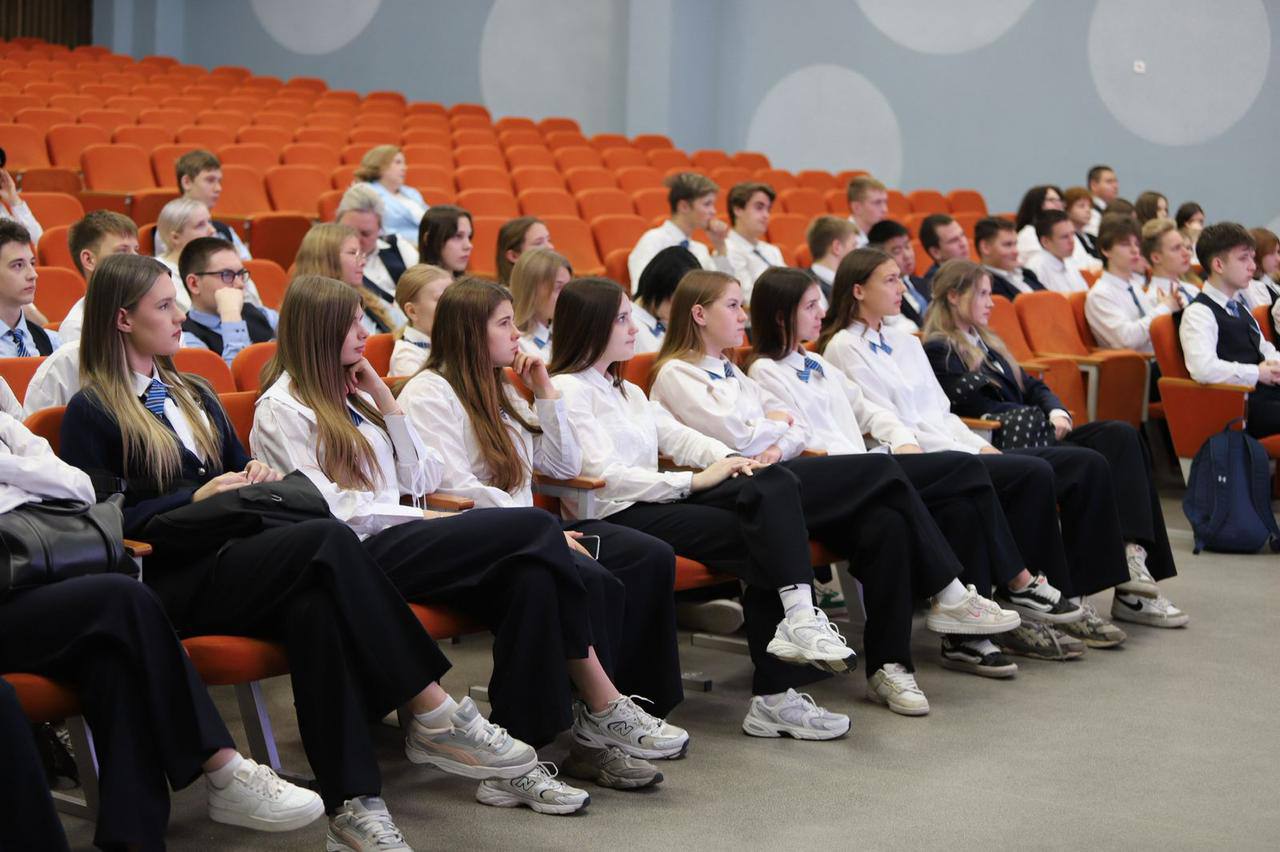 Следователь Бобровского межрайонного следственного отдела провела патриотический урок со школьниками Следователь Бобровского межрайонного следственного отдела провела патриотический урок со школьниками