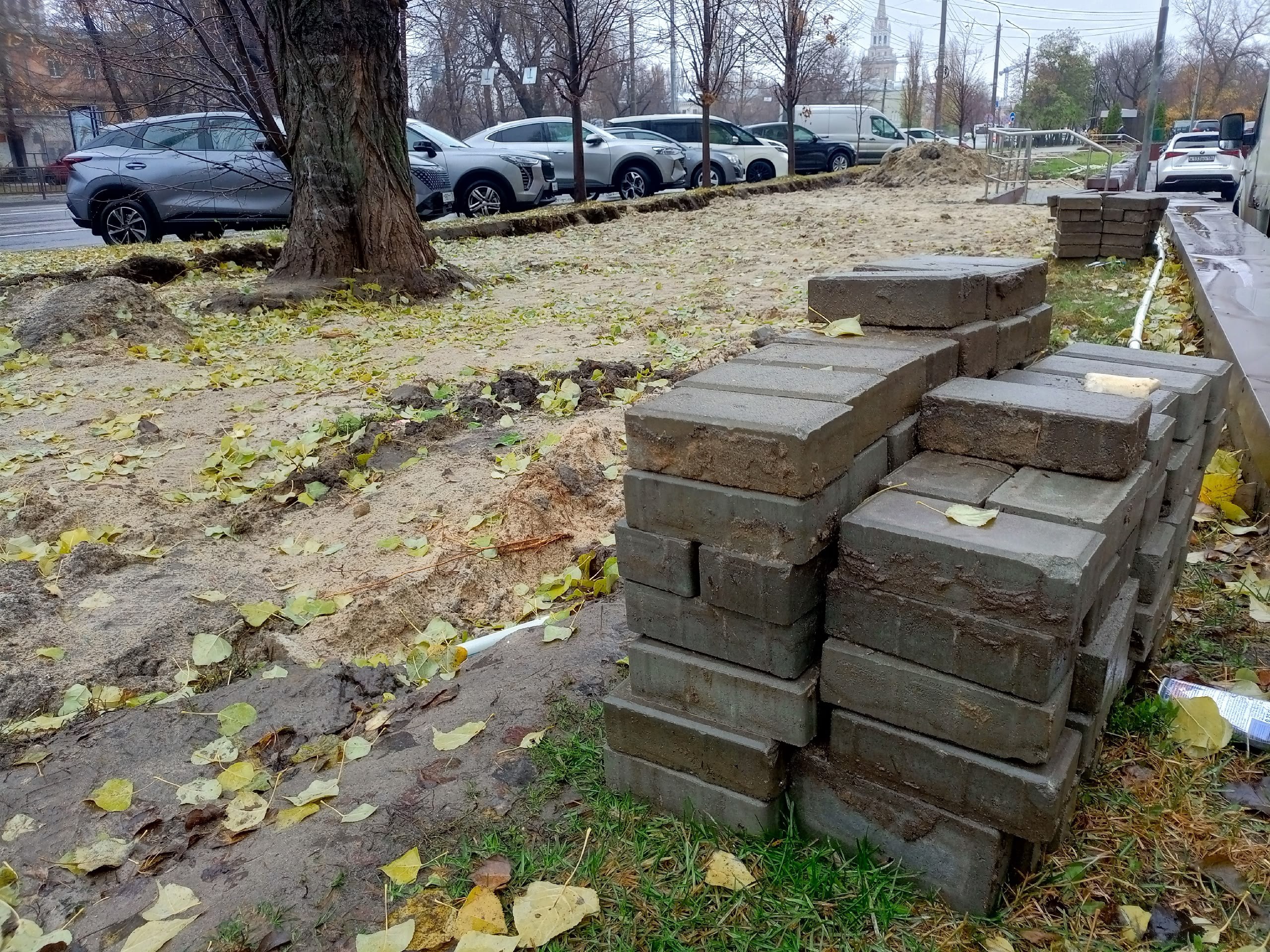 В Ленинском районе приступили к ремонту тротуара на улице Ворошилова