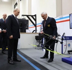 Гордимся нашими. На днях Владимиру Владимировичу Путину представили «Сани для лыжных гонок и биатлона» для лиц с поражением опорно-двигательного аппарата с ампутацией одной или двух нижних конечностей ниже или выше колена