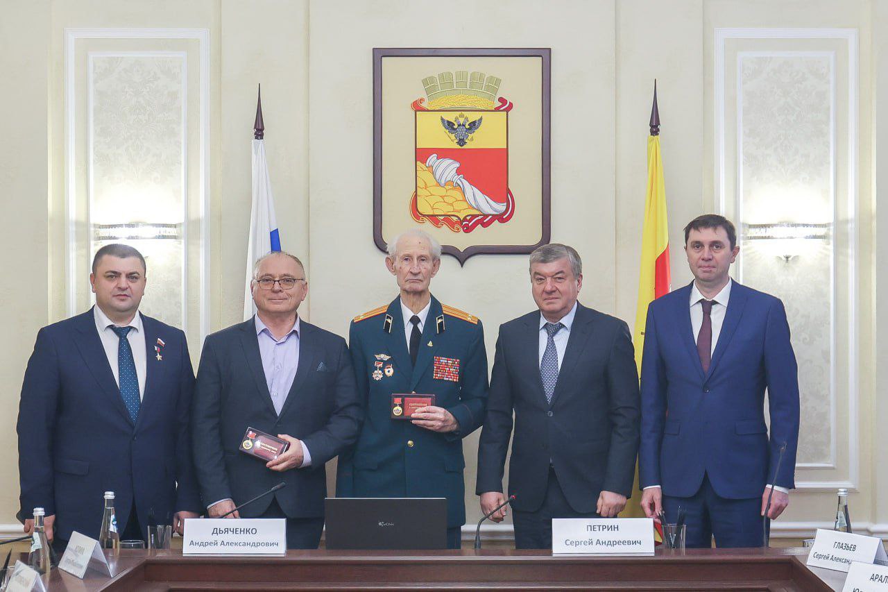Председатель Воронежской городской Думы Андрей Дьяченко совместно с главой городского округа город Воронеж Сергеем Петриным вручили памятные знаки «Воронеж — город воинской славы» Председатель Воронежской городской Думы Андрей Дьяченко совместно с главой городского округа город Воронеж Сергеем Петриным вручили памятные знаки «Воронеж — город воинской славы»