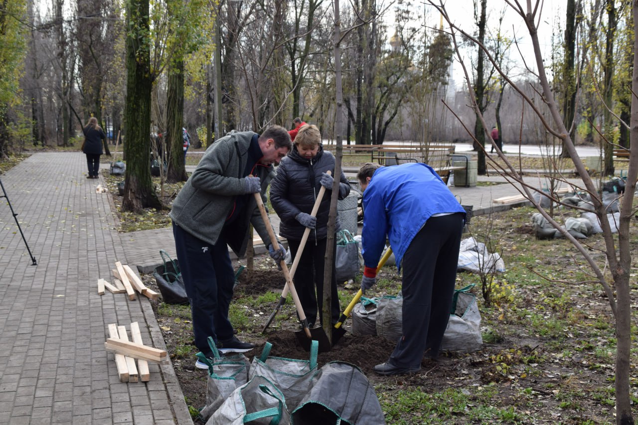 Озеленение продолжается. На 10 кленов и 10 пирамидальных тополей стал зеленее бульвар Отличников в микрорайоне ВАИ Озеленение продолжается. На 10 кленов и 10 пирамидальных тополей стал зеленее бульвар Отличников в микрорайоне ВАИ