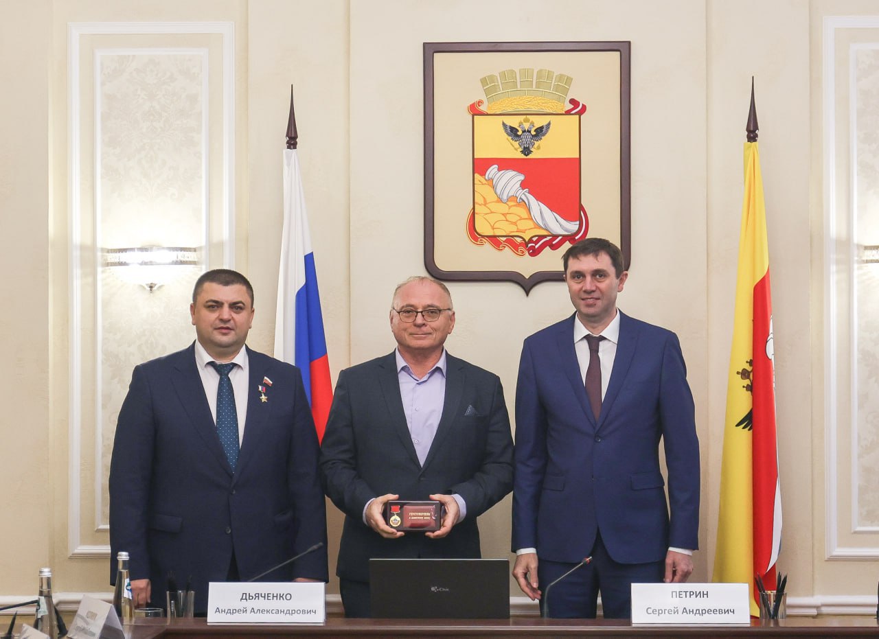 Сергей Петрин: Сегодня вместе с председателем городской Думы Андреем Дьяченко вручили памятные знаки «Воронеж — город воинской славы» Сергей Петрин: Сегодня вместе с председателем городской Думы Андреем Дьяченко вручили памятные знаки «Воронеж — город воинской славы»