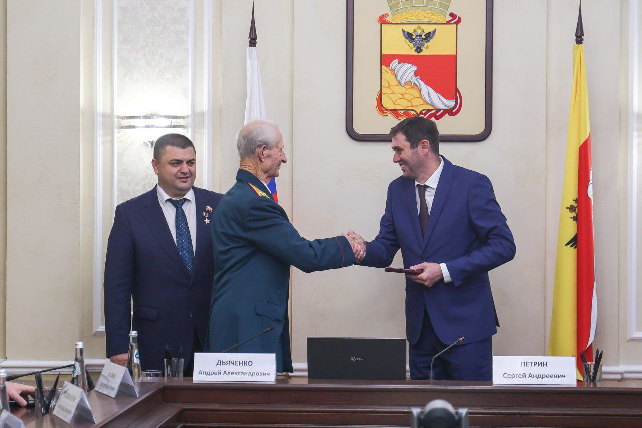 Председатель Воронежской городской Думы Андрей Дьяченко совместно с главой городского округа город Воронеж Сергеем Петриным вручили памятные знаки «Воронеж — город воинской славы» Председатель Воронежской городской Думы Андрей Дьяченко совместно с главой городского округа город Воронеж Сергеем Петриным вручили памятные знаки «Воронеж — город воинской славы»