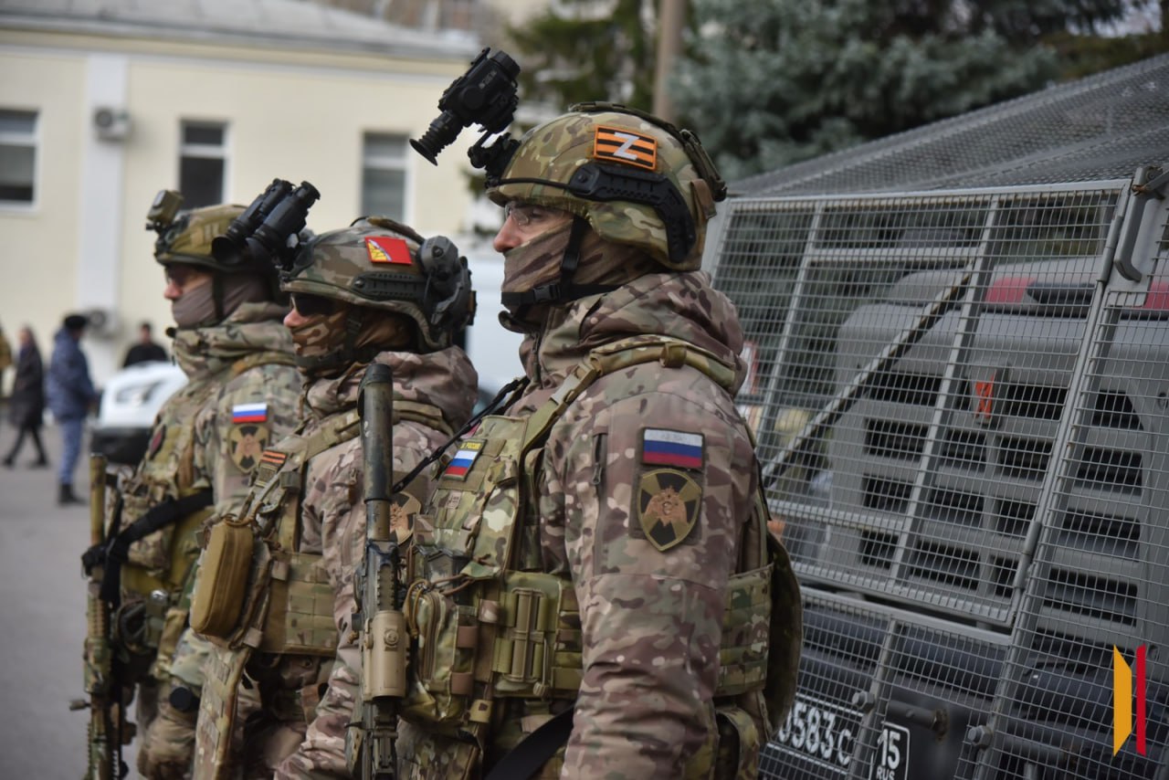 Авто с «начинкой» и задержание преступника: юные воронежцы побывали на базе росгвардейцев Авто с «начинкой» и задержание преступника: юные воронежцы побывали на базе росгвардейцев