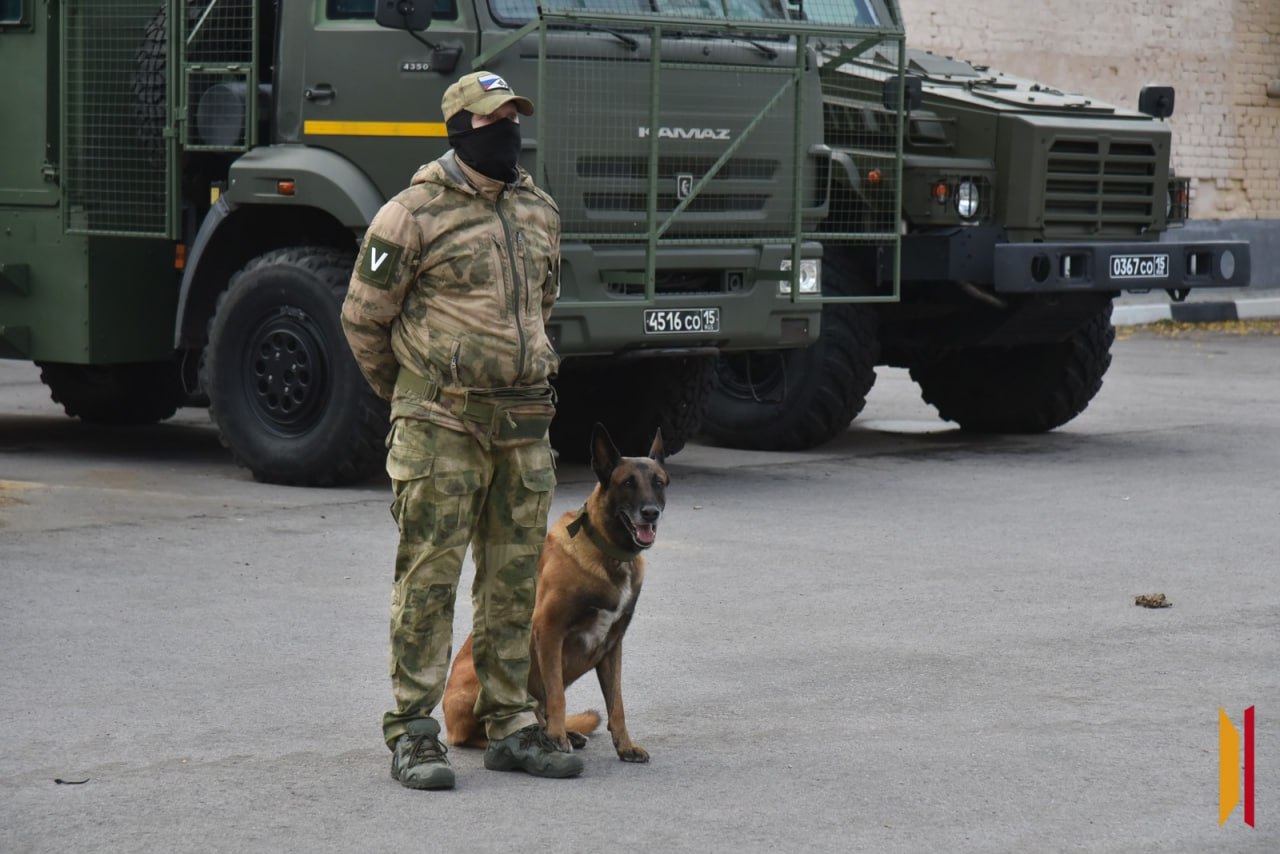 Авто с «начинкой» и задержание преступника: юные воронежцы побывали на базе росгвардейцев Авто с «начинкой» и задержание преступника: юные воронежцы побывали на базе росгвардейцев