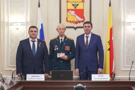 Председатель Воронежской городской Думы Андрей Дьяченко совместно с главой городского округа город Воронеж Сергеем Петриным вручили памятные знаки «Воронеж — город воинской славы»