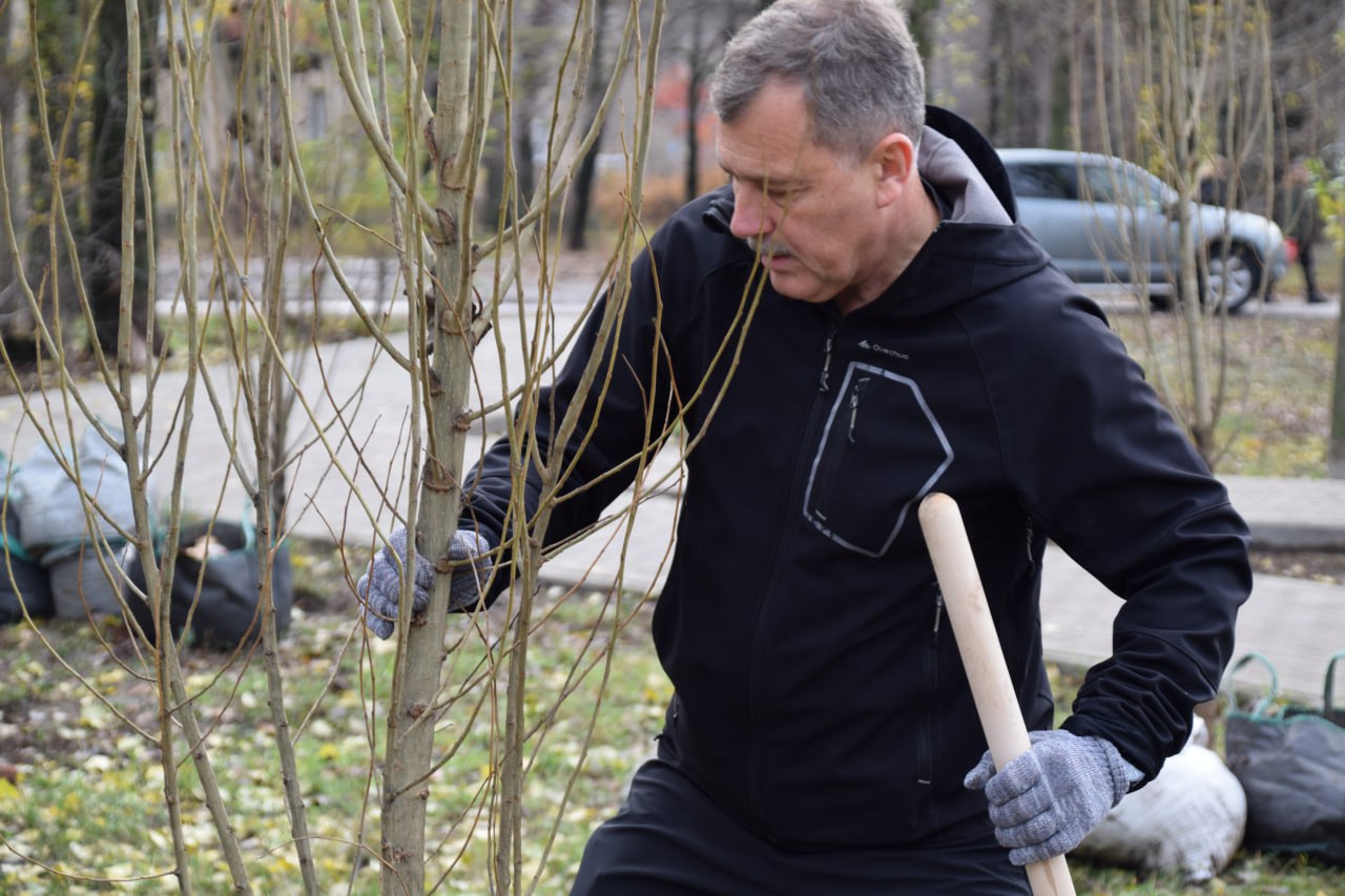 Озеленение продолжается. На 10 кленов и 10 пирамидальных тополей стал зеленее бульвар Отличников в микрорайоне ВАИ Озеленение продолжается. На 10 кленов и 10 пирамидальных тополей стал зеленее бульвар Отличников в микрорайоне ВАИ