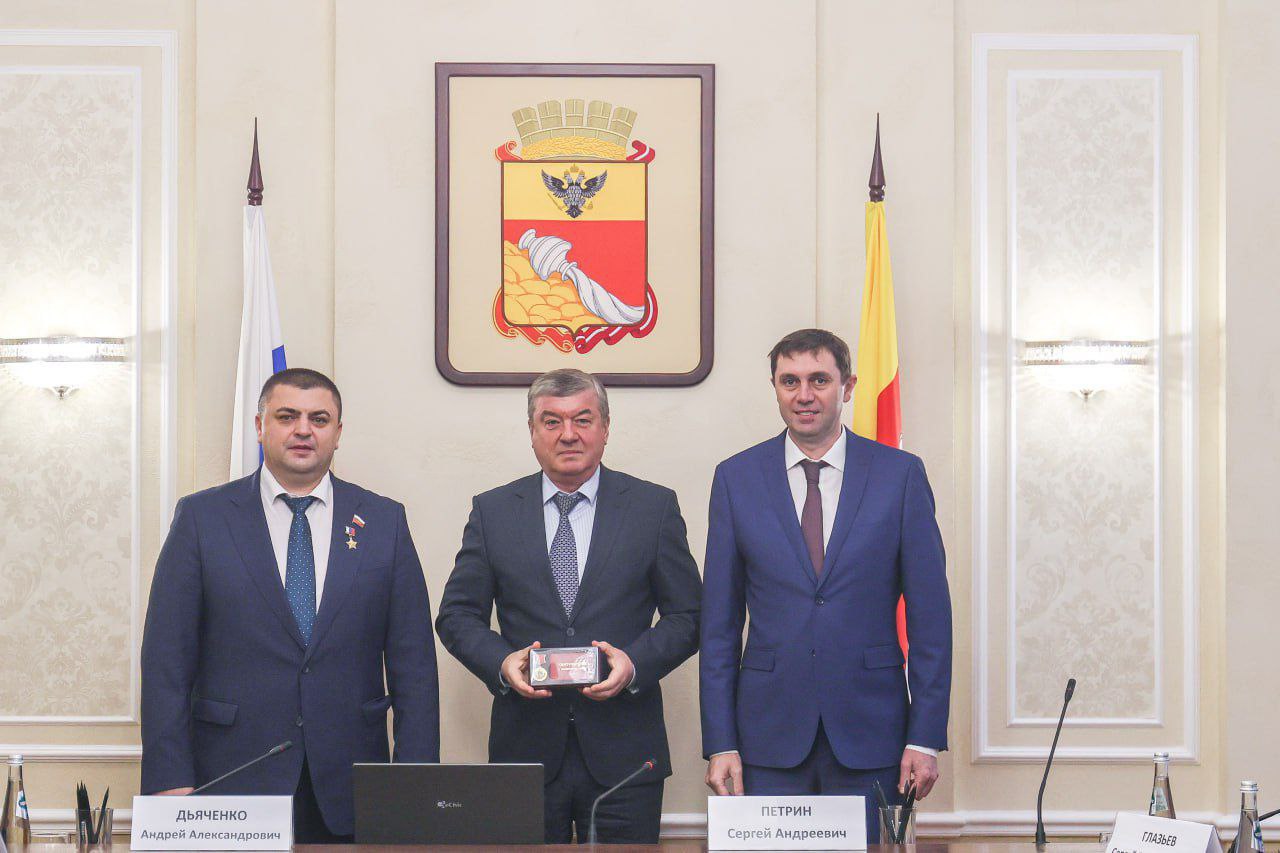 Председатель Воронежской городской Думы Андрей Дьяченко совместно с главой городского округа город Воронеж Сергеем Петриным вручили памятные знаки «Воронеж — город воинской славы» Председатель Воронежской городской Думы Андрей Дьяченко совместно с главой городского округа город Воронеж Сергеем Петриным вручили памятные знаки «Воронеж — город воинской славы»