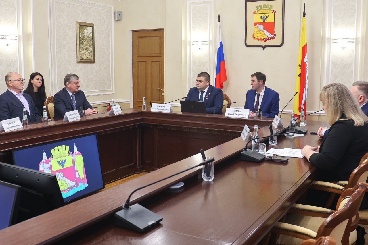 Сергей Петрин: Сегодня вместе с председателем городской Думы Андреем Дьяченко вручили памятные знаки «Воронеж — город воинской славы» Сергей Петрин: Сегодня вместе с председателем городской Думы Андреем Дьяченко вручили памятные знаки «Воронеж — город воинской славы»