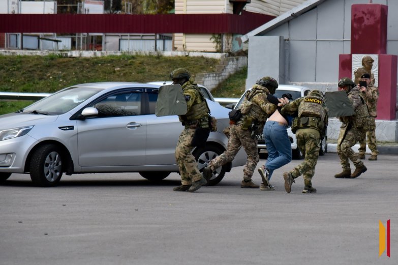 Авто с «начинкой» и задержание преступника: юные воронежцы побывали на базе росгвардейцев Авто с «начинкой» и задержание преступника: юные воронежцы побывали на базе росгвардейцев