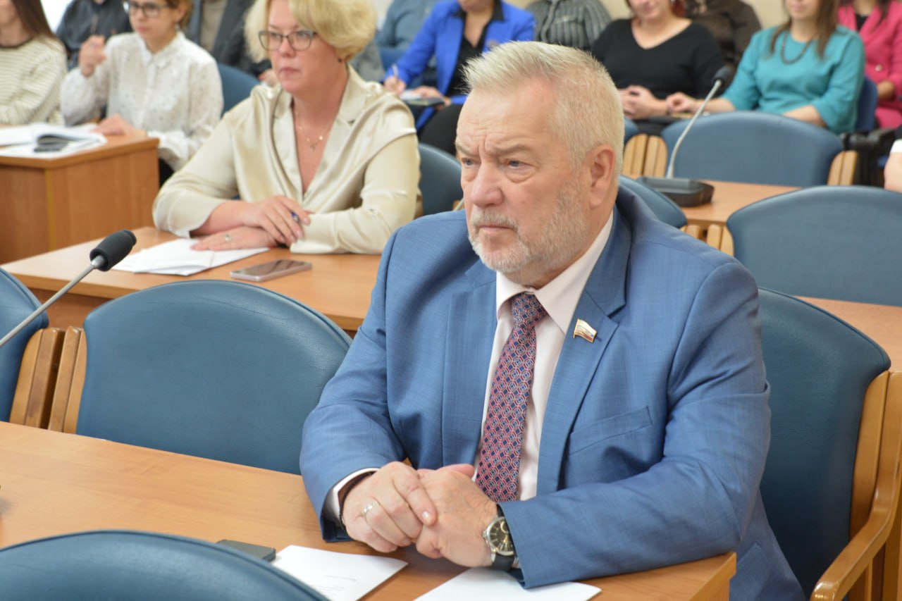 Депутаты настаивают на асфальтировании всех дорог частного сектора в пятилетний срок Депутаты настаивают на асфальтировании всех дорог частного сектора в пятилетний срок