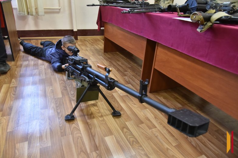 Авто с «начинкой» и задержание преступника: юные воронежцы побывали на базе росгвардейцев Авто с «начинкой» и задержание преступника: юные воронежцы побывали на базе росгвардейцев