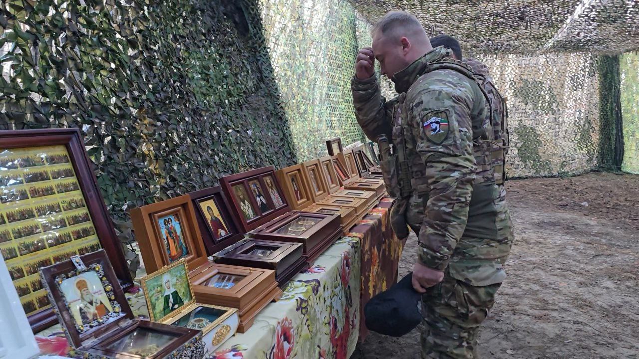 Апти Алаудинов: Священнослужитель из Воронежской области, доброволец и пономарь Евгений привёз святые мощи для проведения богослужения православных военнослужащих спецподразделения "АХМАТ" МО РФ, которое возглавил наш... Апти Алаудинов: Священнослужитель из Воронежской области, доброволец и пономарь Евгений привёз святые мощи для проведения богослужения православных военнослужащих спецподразделения "АХМАТ" МО РФ, которое возглавил наш...