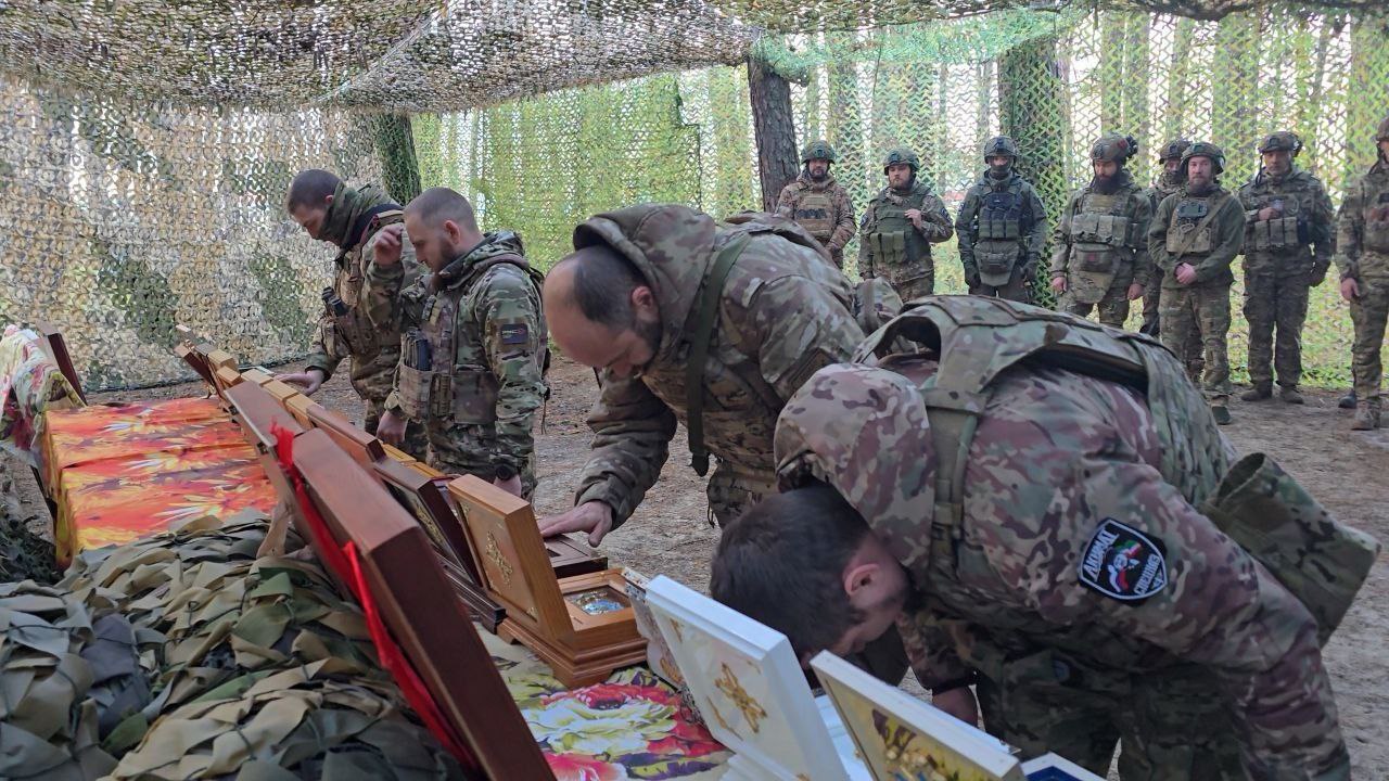 Апти Алаудинов: Священнослужитель из Воронежской области, доброволец и пономарь Евгений привёз святые мощи для проведения богослужения православных военнослужащих спецподразделения "АХМАТ" МО РФ, которое возглавил наш... Апти Алаудинов: Священнослужитель из Воронежской области, доброволец и пономарь Евгений привёз святые мощи для проведения богослужения православных военнослужащих спецподразделения "АХМАТ" МО РФ, которое возглавил наш...