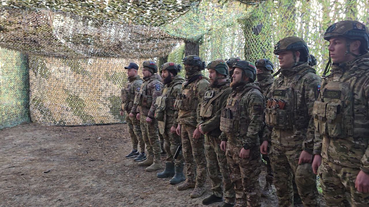 Апти Алаудинов: Священнослужитель из Воронежской области, доброволец и пономарь Евгений привёз святые мощи для проведения богослужения православных военнослужащих спецподразделения "АХМАТ" МО РФ, которое возглавил наш... Апти Алаудинов: Священнослужитель из Воронежской области, доброволец и пономарь Евгений привёз святые мощи для проведения богослужения православных военнослужащих спецподразделения "АХМАТ" МО РФ, которое возглавил наш...