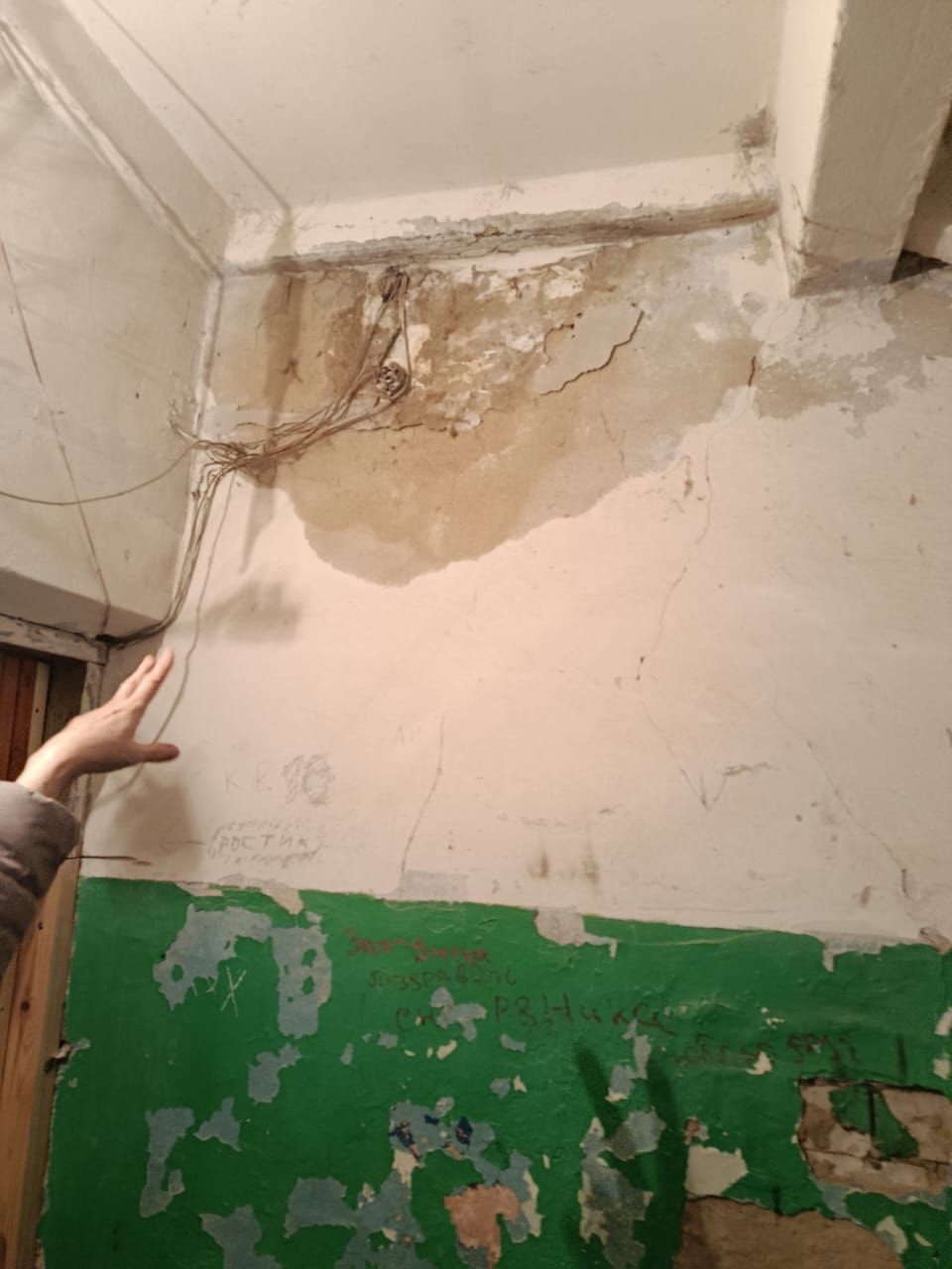 Сегодня с главой районной управы Олегом Копытиным и руководителем отдела территориального развития мкр Придонской Геннадием Болдыревым посетили с целью визуальной оценки состояния общежитие по адресу Защитников Родины, 4 Сегодня с главой районной управы Олегом Копытиным и руководителем отдела территориального развития мкр Придонской Геннадием Болдыревым посетили с целью визуальной оценки состояния общежитие по адресу Защитников Родины, 4