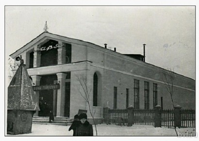 Это - кинотеатр "Заря", который располагался на Ленинском проспекте между остановками "Брусилова" и "Димитрова"