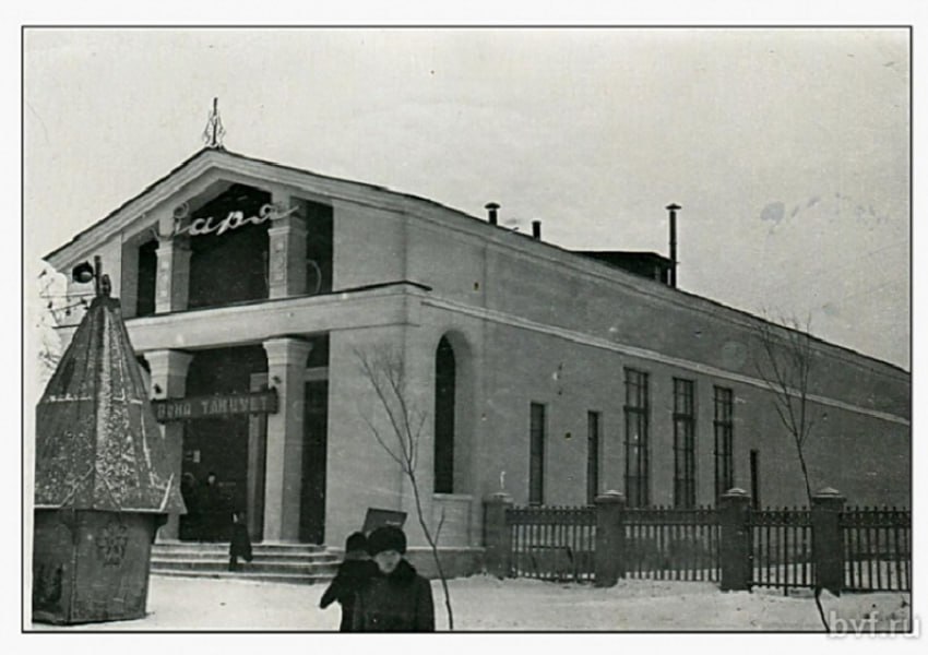 Это - кинотеатр "Заря", который располагался на Ленинском проспекте между остановками "Брусилова" и "Димитрова"