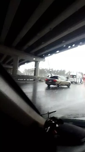 На развязке Остужева - Минская последствия жёсткого ДТП с опрокидыванием