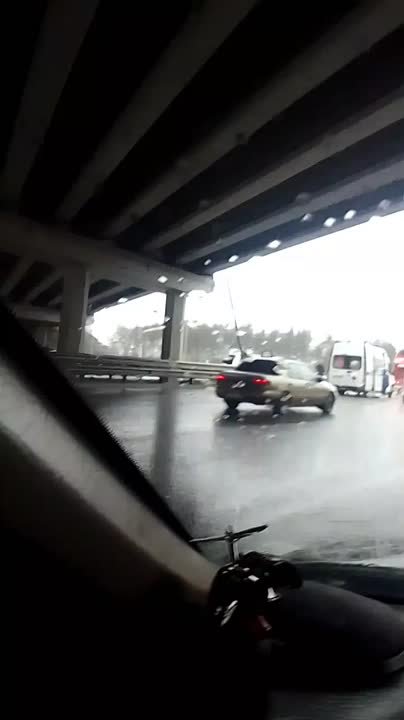 На развязке Остужева - Минская последствия жёсткого ДТП с опрокидыванием