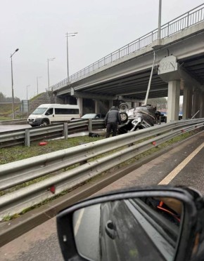 Легковушка перевернулась на Остужева