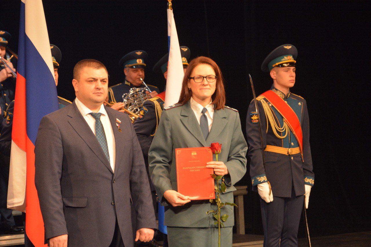 От себя лично и от имени депутатов Воронежской городской Думы поздравил сотрудников управления Федеральной налоговой службы по Воронежской области с профессиональным праздником и 35-летием со дня образования налоговых... От себя лично и от имени депутатов Воронежской городской Думы поздравил сотрудников управления Федеральной налоговой службы по Воронежской области с профессиональным праздником и 35-летием со дня образования налоговых...