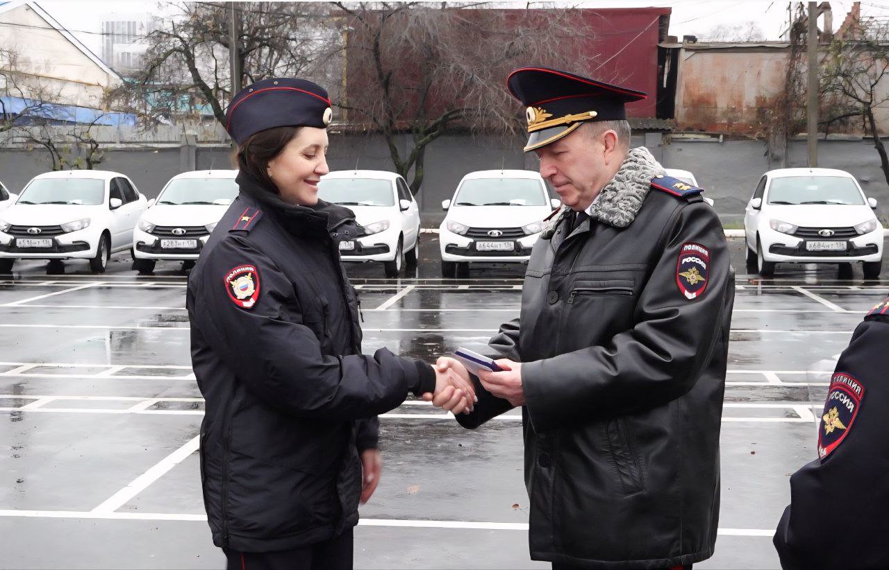 Воронежские участковые получили ключи от 15 новых служебных автомобилей Воронежские участковые получили ключи от 15 новых служебных автомобилей