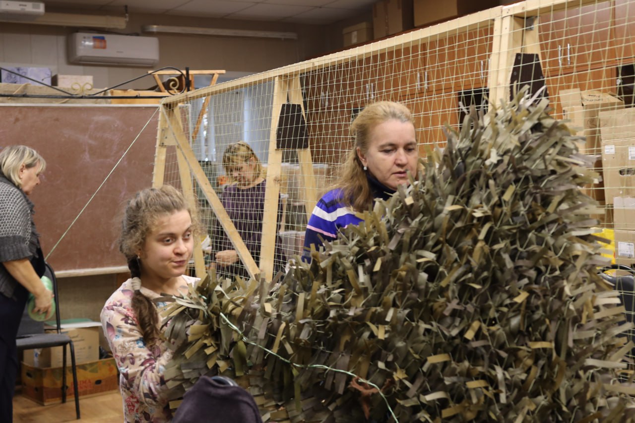 Жители Воронежской области сплели новую маскировочную сеть Жители Воронежской области сплели новую маскировочную сеть