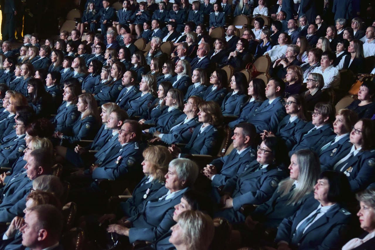 Данил Кустов поздравил налоговую службу региона с юбилеем Данил Кустов поздравил налоговую службу региона с юбилеем