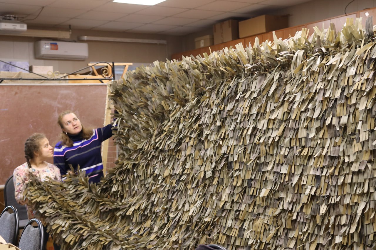 Жители Воронежской области сплели новую маскировочную сеть Жители Воронежской области сплели новую маскировочную сеть