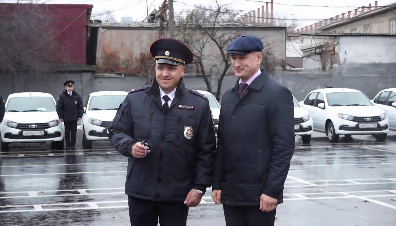 Воронежские участковые получили ключи от 15 новых служебных автомобилей Воронежские участковые получили ключи от 15 новых служебных автомобилей